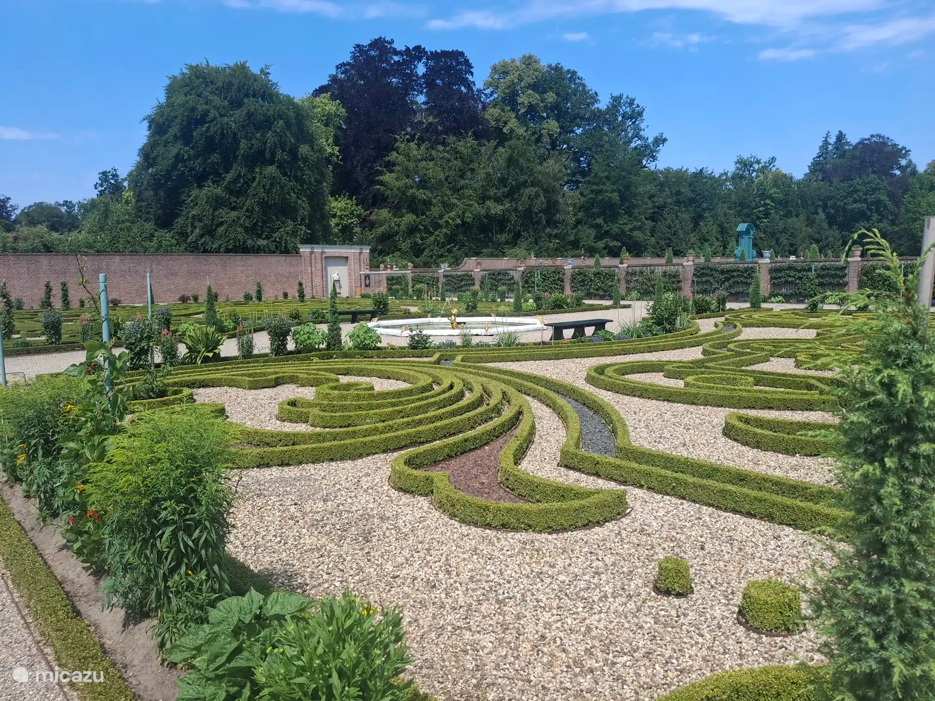 The gardens at the Loo in Apeldoorn. Wonderful. The Loo Palace has been renovated and expanded. Really worth a look. With a museum pass it costs nothing.