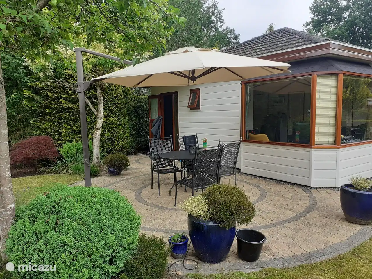 The largest seat is located higher compared to the 2nd seat and the pond. Provides a beautiful view of the surroundings and the pond.