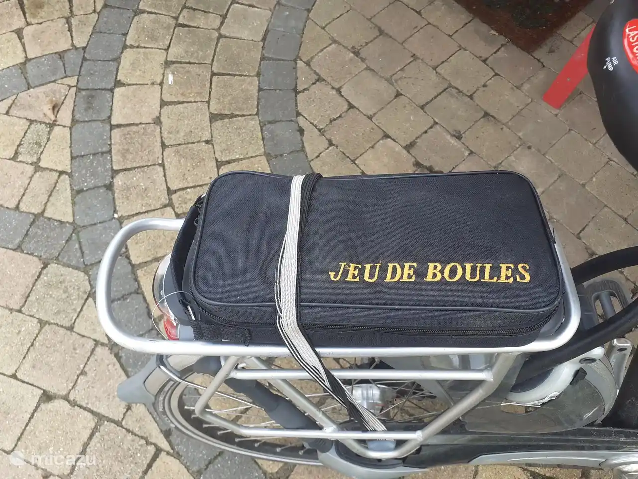 There is also a jeu de boules court in the park. Also a tennis court. And in Putten, among other things, a swimming pool.