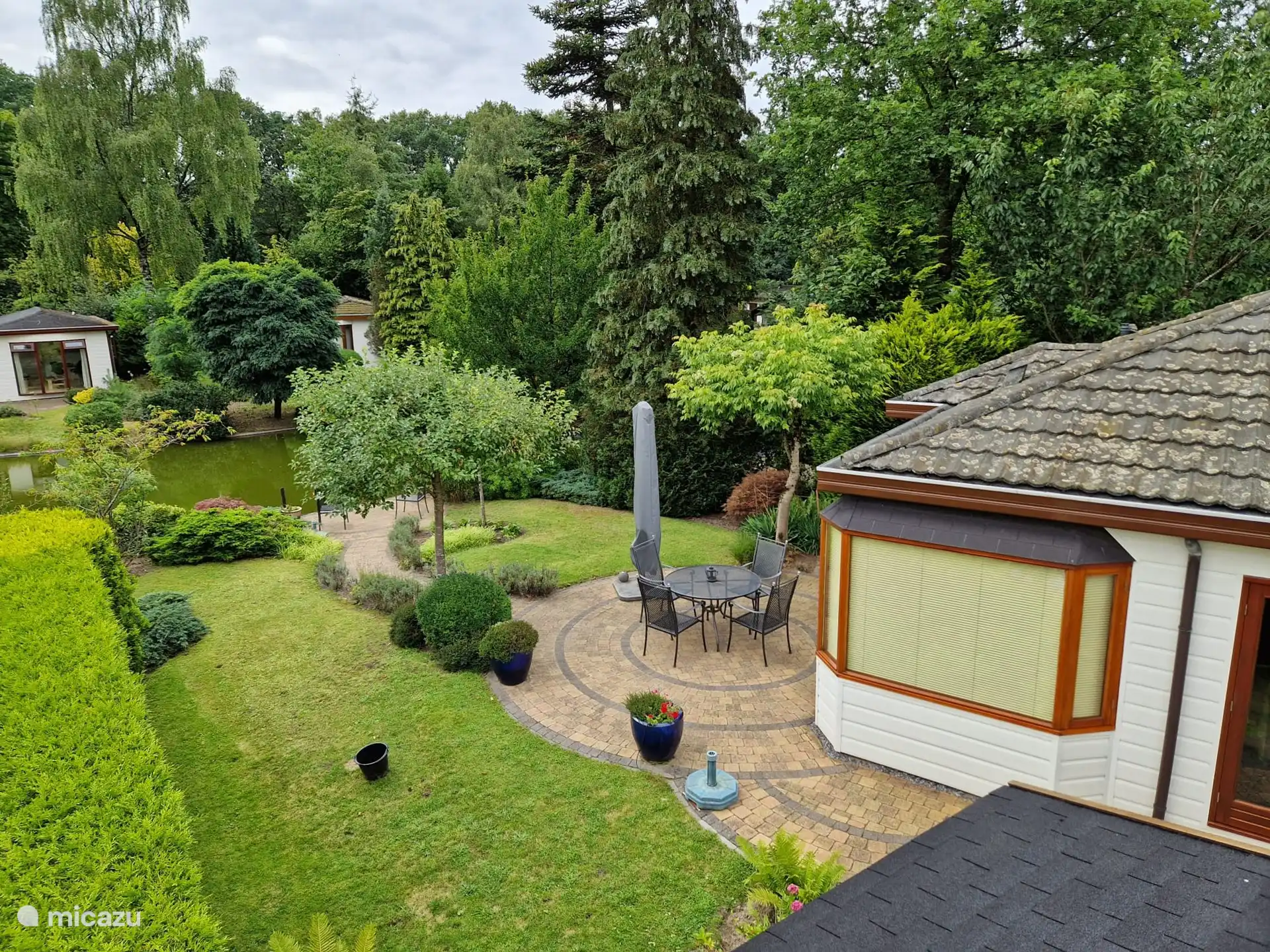 Beautiful garden with aut irrigation system. With 2 seating areas located on the pond.