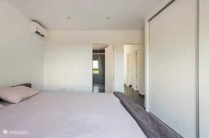 dormitorio con armario