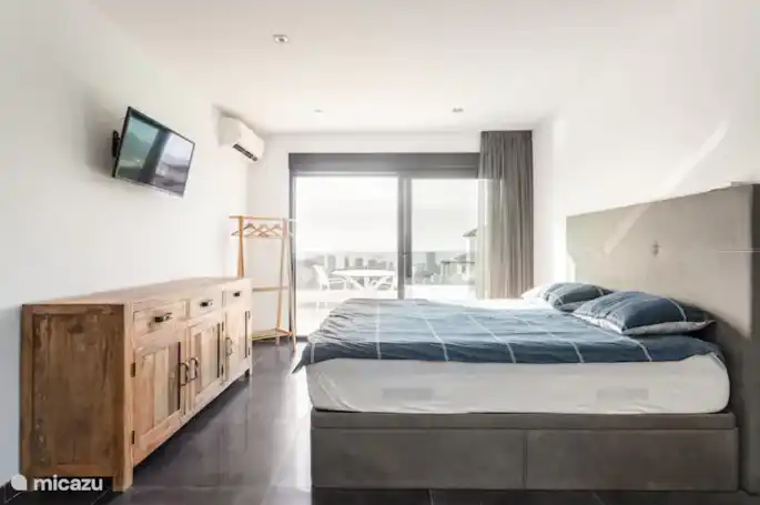 dormitorio con vista al mar