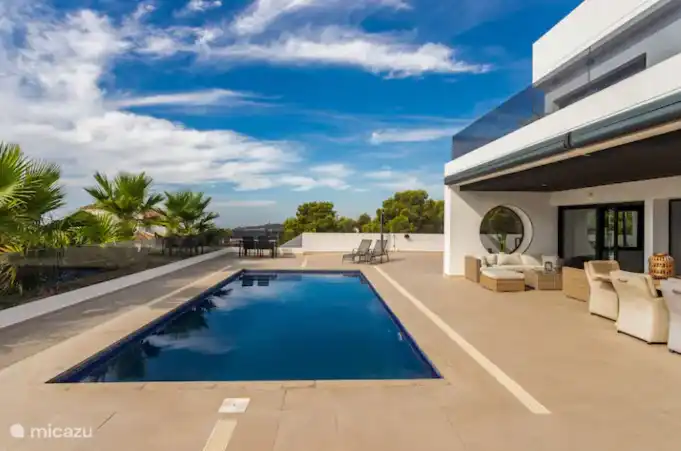 piscina vista al mar