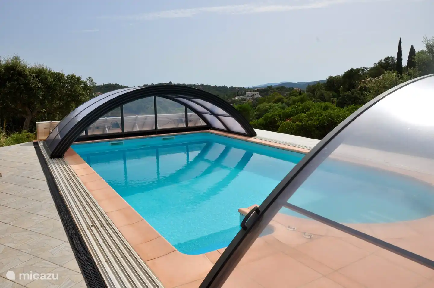 Großzügiges Schwimmbad von 4 x 8 m mit Ruhebereich und Gegenstromanlage, um endlos Bahnen zu schwimmen