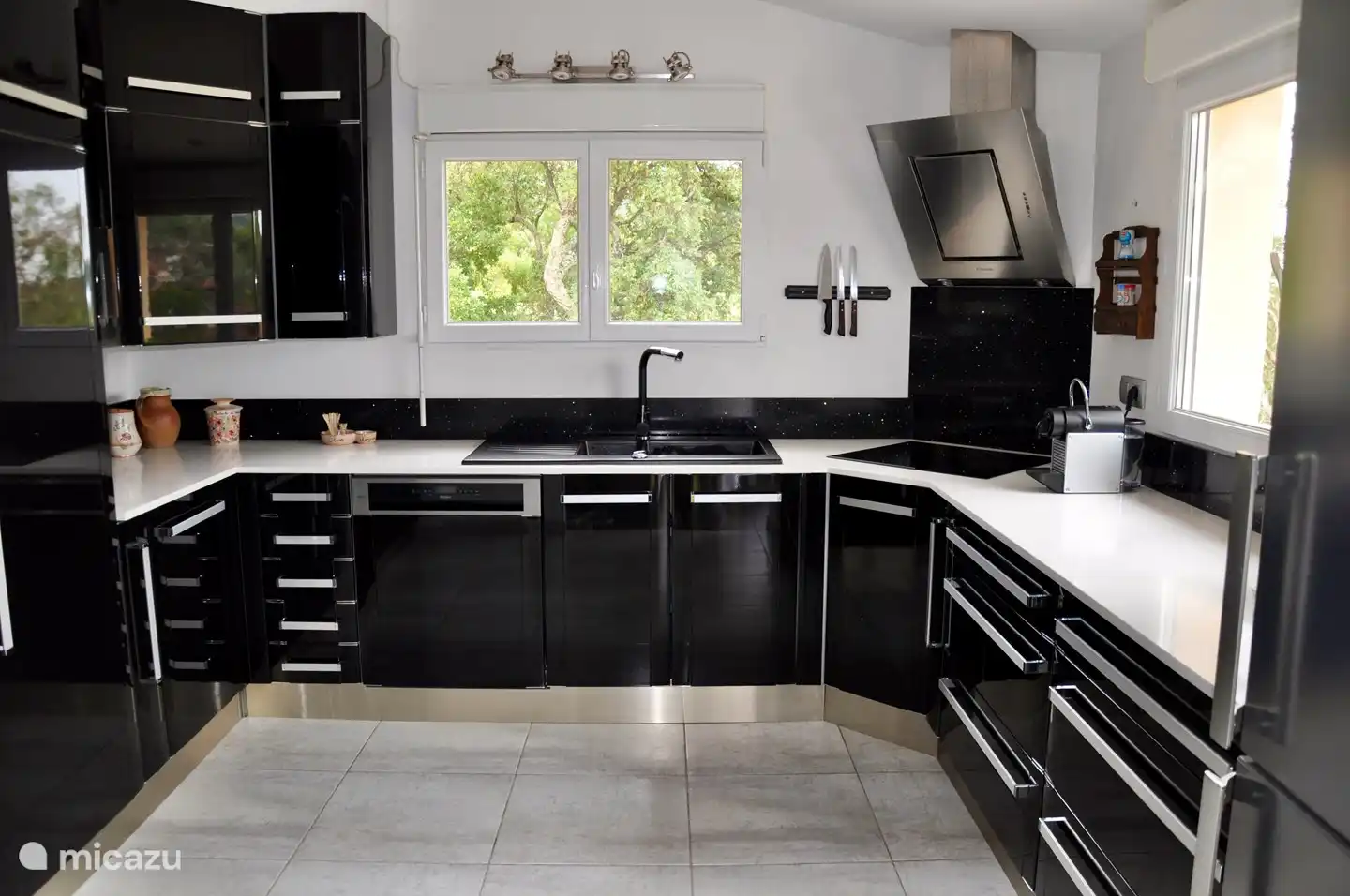 Voll ausgestattete Küche auf der Wohnetage. ausgestattet mit Induktionsplatte, Backofen, Mikrowelle, Kaffee- und Nespressomaschine, Wasserkocher, etc.