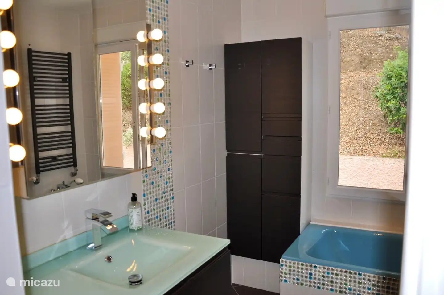 Badezimmer auf der Wohnetage mit Badewanne, Dusche, Bidet und Waschbecken. Zugang von Schlafzimmer 1.