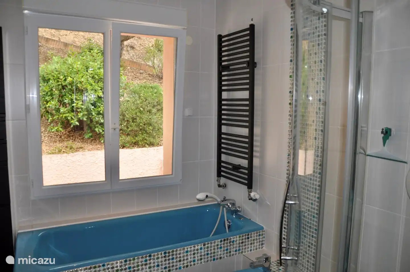 Badezimmer auf der Wohnetage mit Badewanne, Dusche, Bidet und Waschbecken. Zugang von Schlafzimmer 1.