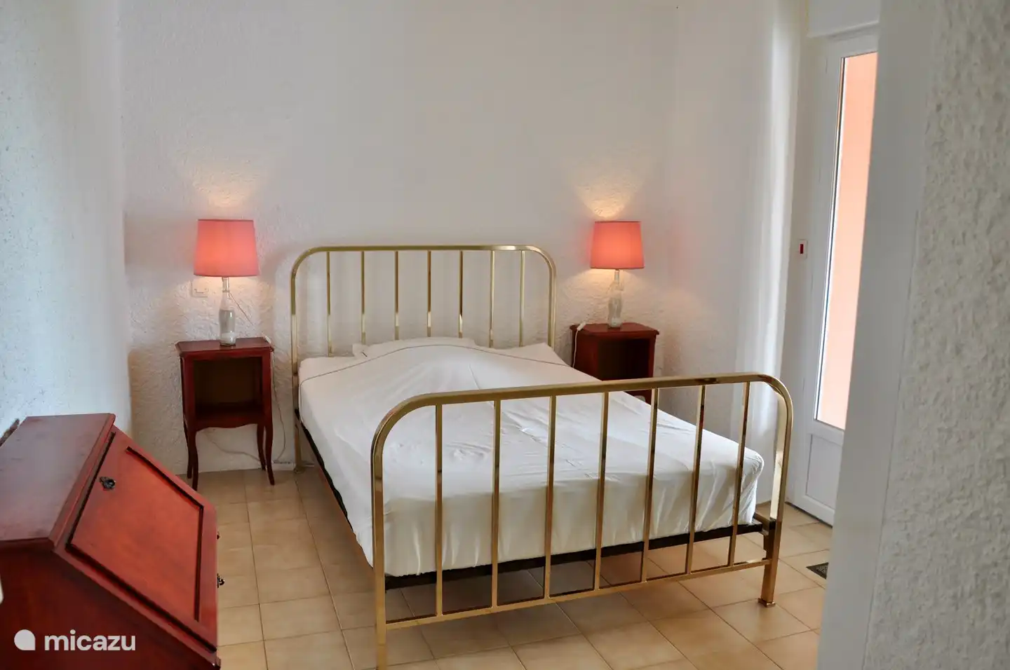 Gemütliches Schlafzimmer (3) im Erdgeschoss, mit Terrassentüren zur Terrasse und direktem Zugang zum Pool.