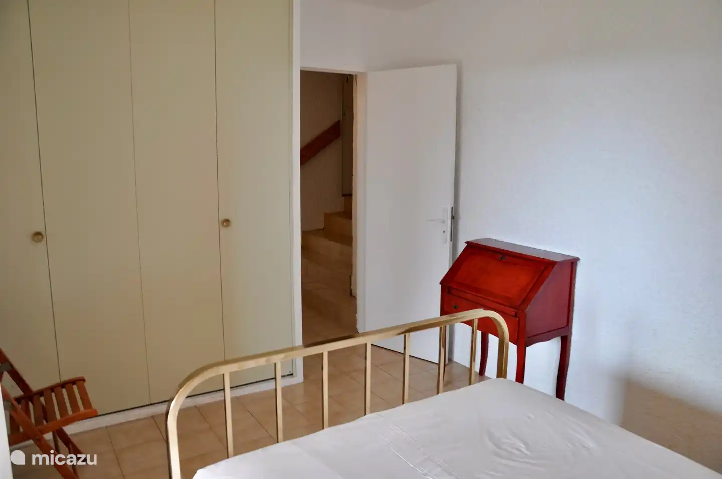 Gemütliches Schlafzimmer (3) im Erdgeschoss, mit Terrassentüren zur Terrasse und direktem Zugang zum Pool.