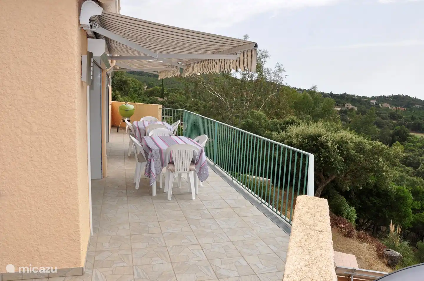 Außenterrasse auf der Wohnetage.