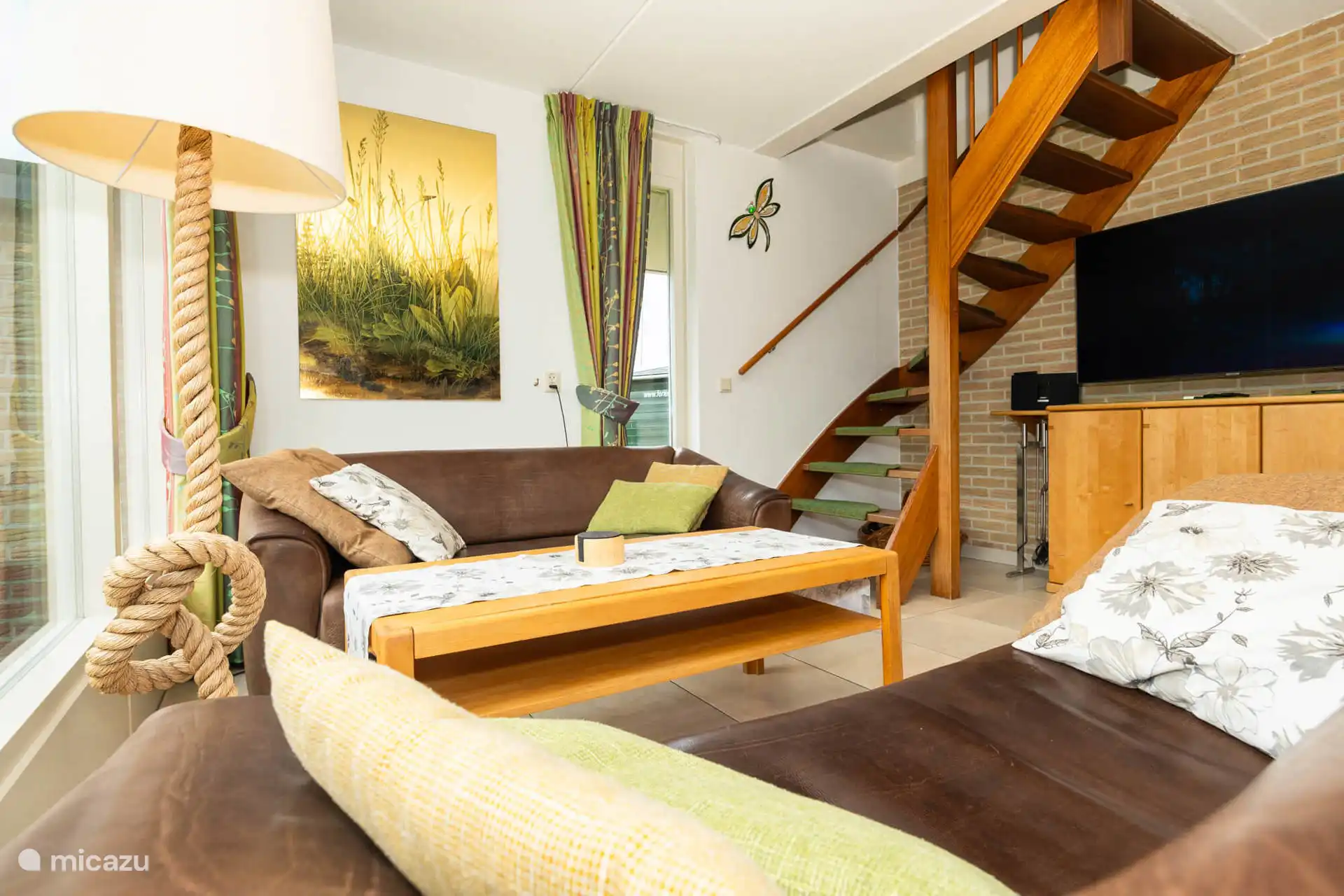 Das Wohnzimmer mit dem 55-Zoll-Fernseher an der Wand (damit Sie auch vom Essbereich aus fernsehen können)