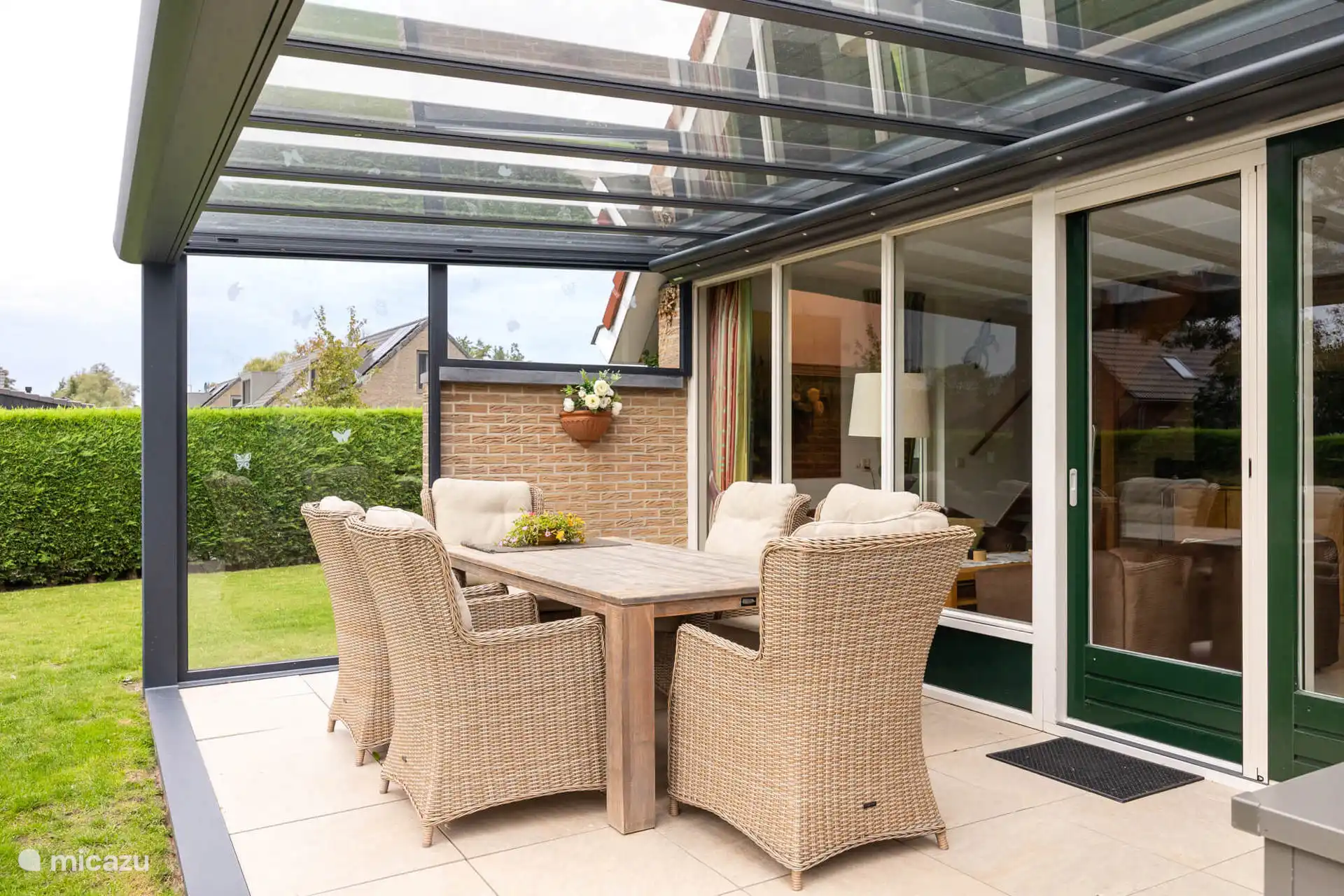 Draußen im Regen sitzen