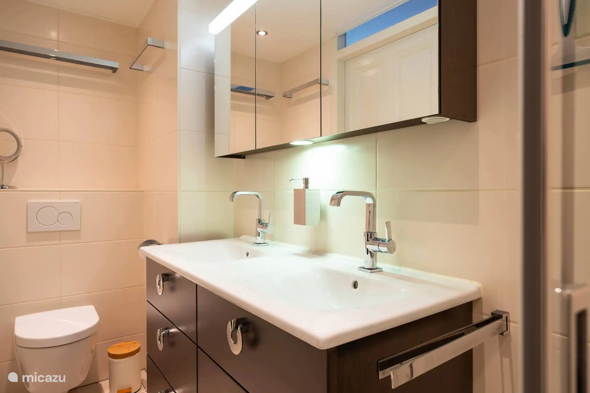 Das Doppelwaschbecken 