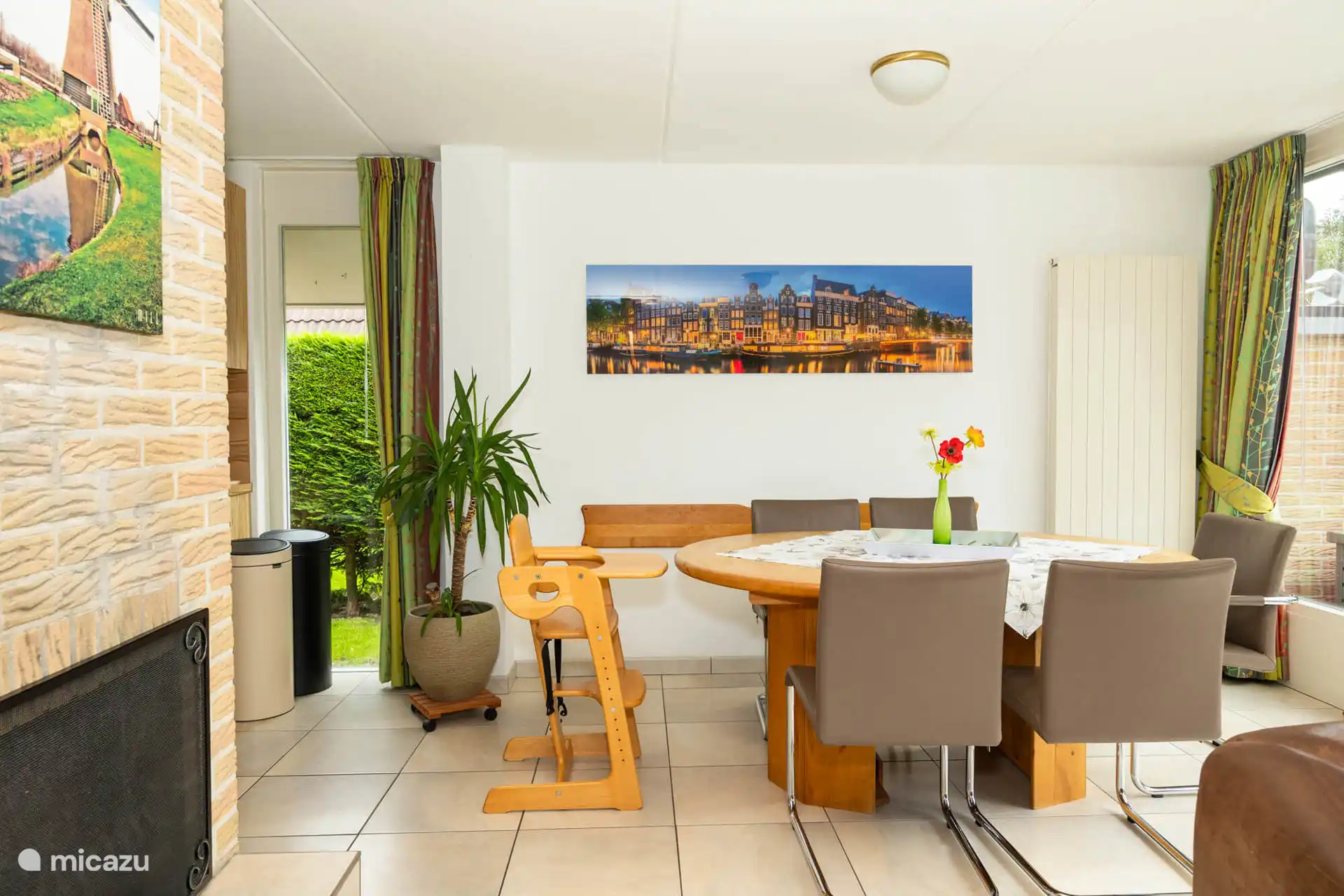 Der Essbereich mit Stühlen