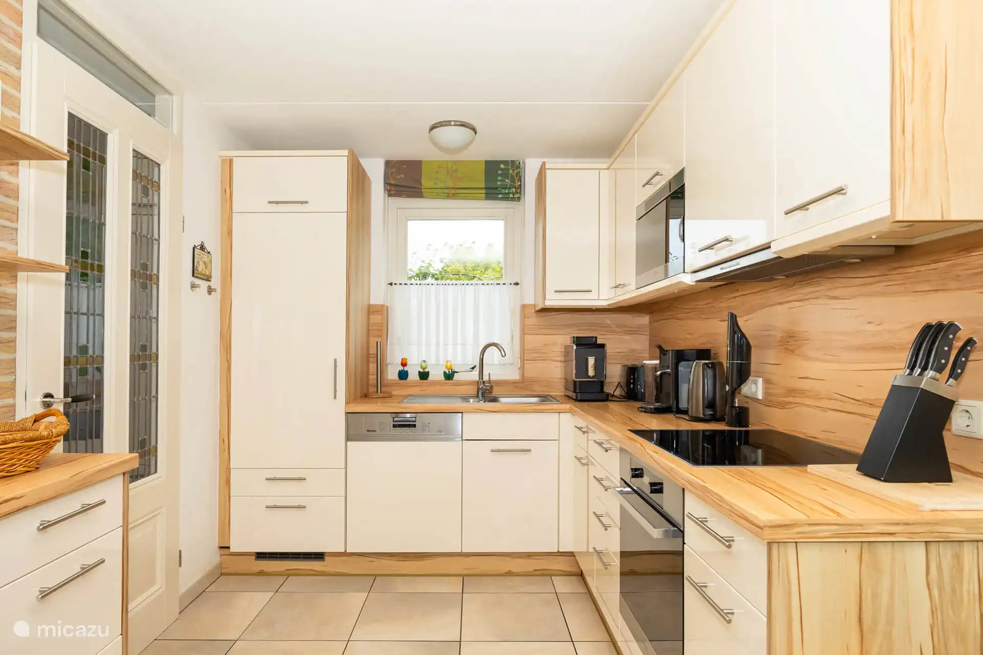 Die schöne Einbauküche mit Miele Gerät (auch Dampfgarer)