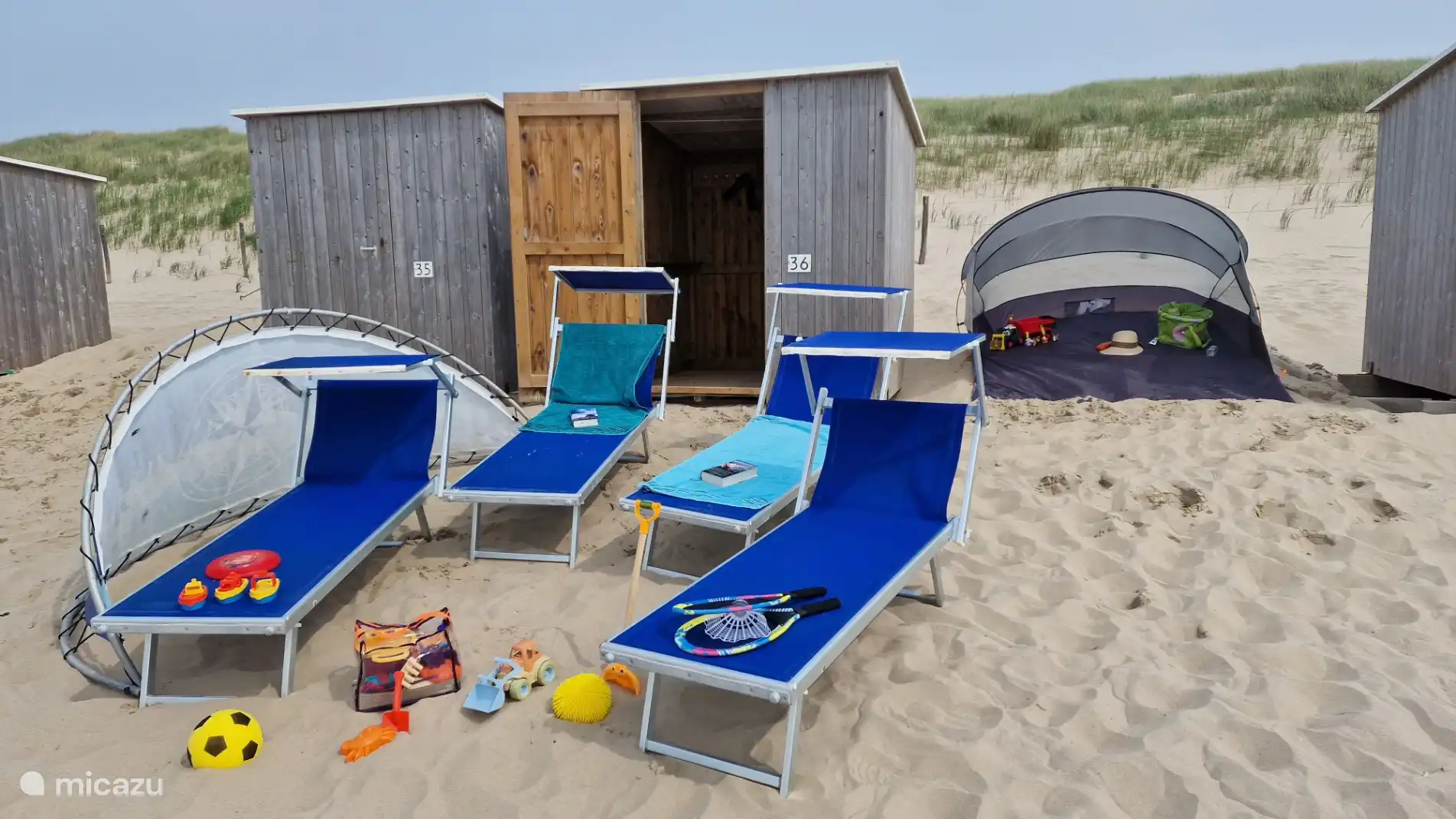 Die private Strandkabine am Strand mit 4 Sonnenliegen und Windschutz und einem kleinen Zelt für die Kleinkinder
