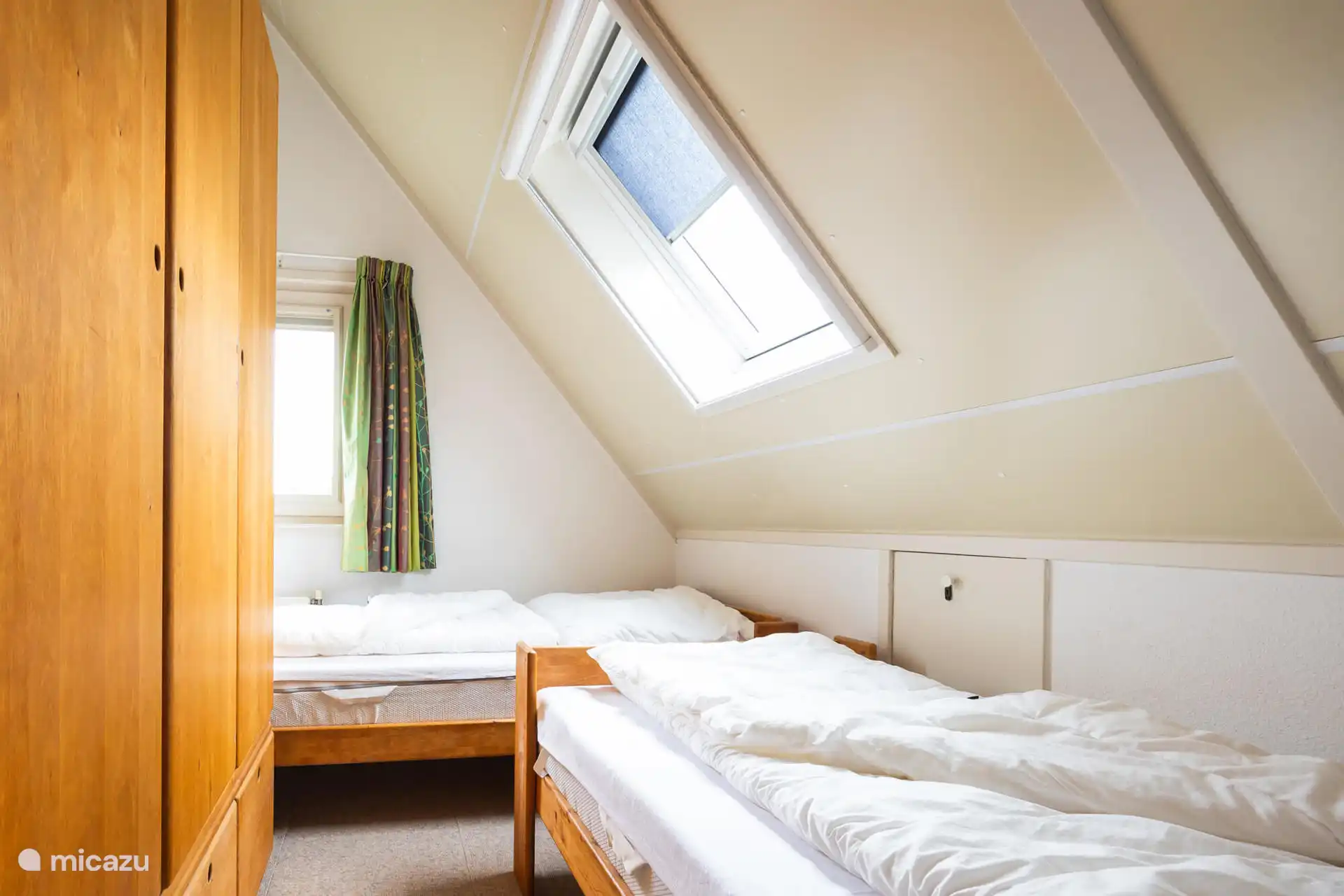 Das dritte Schlafzimmer mit zwei Einzelbetten und einem großen Kleiderschrank