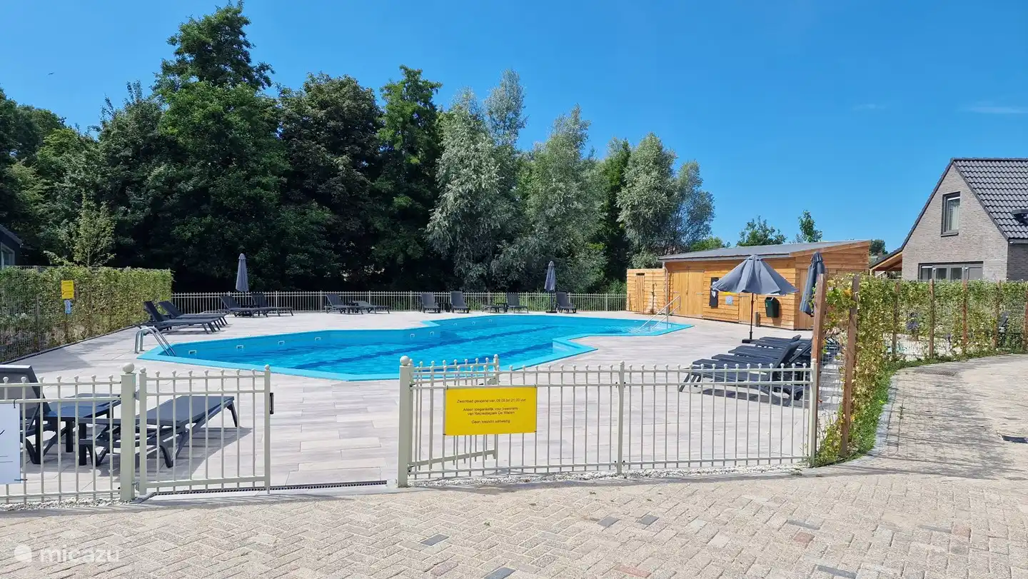 Renoviertes Schwimmbad im Park mit Solarheizung
