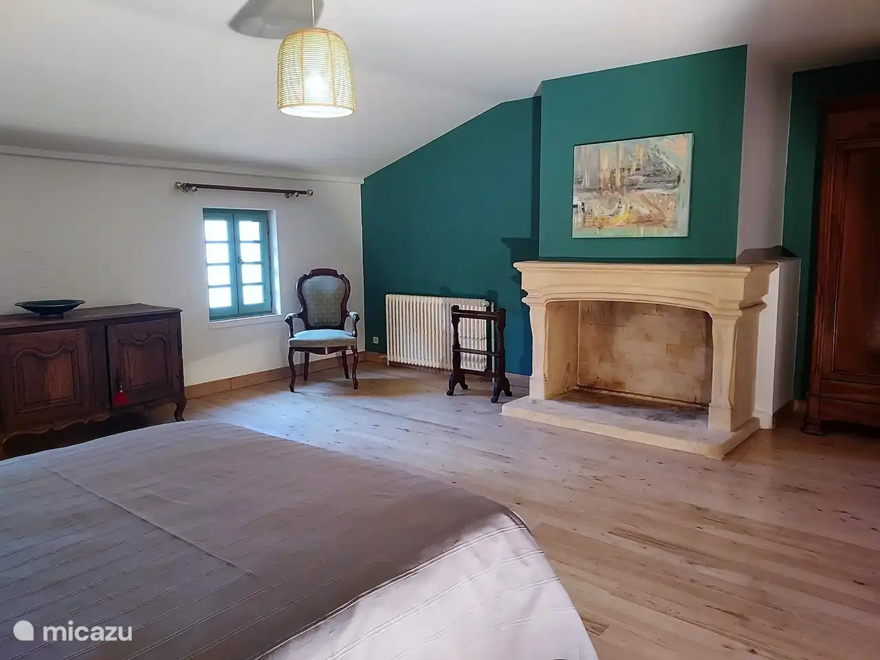 dormitorio con chimenea