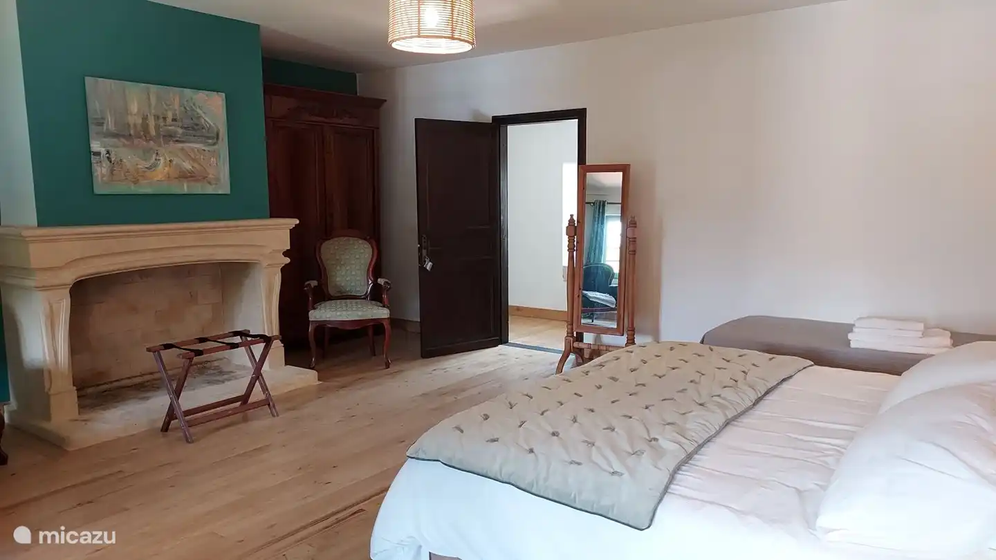 dormitorio con chimenea