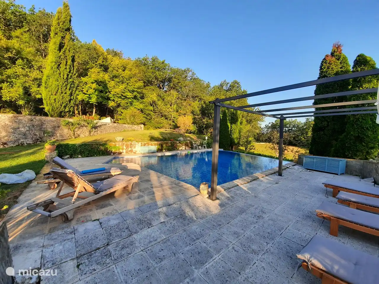 relajarse en la piscina