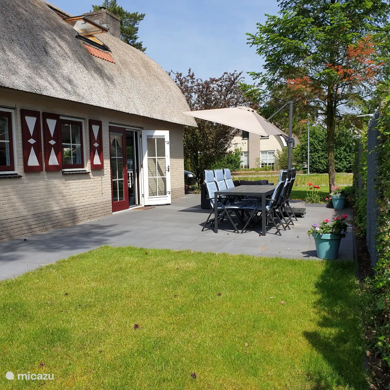 Schöner Garten mit Esstisch