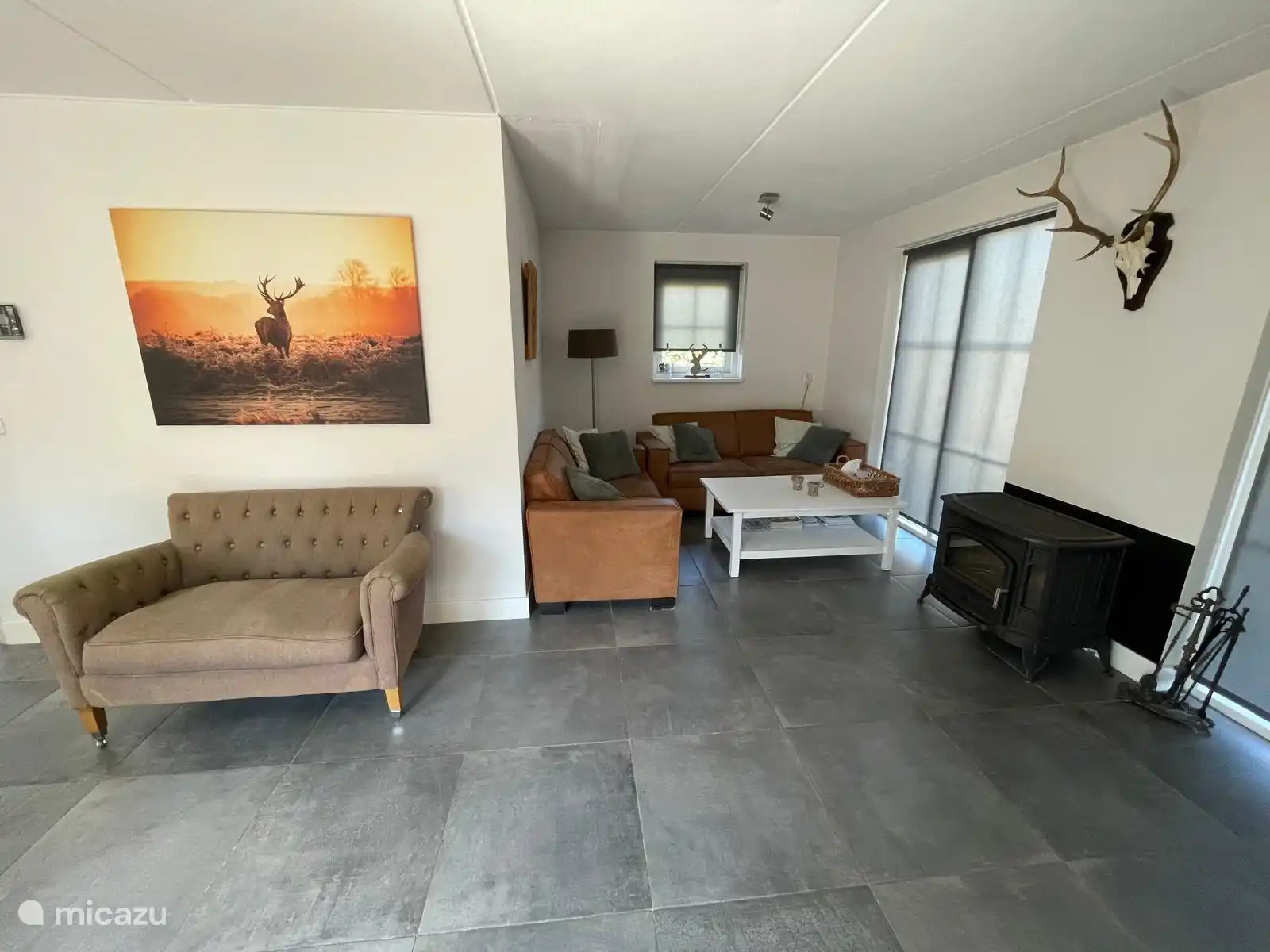 Gemütliches Wohnzimmer mit Holzkamin