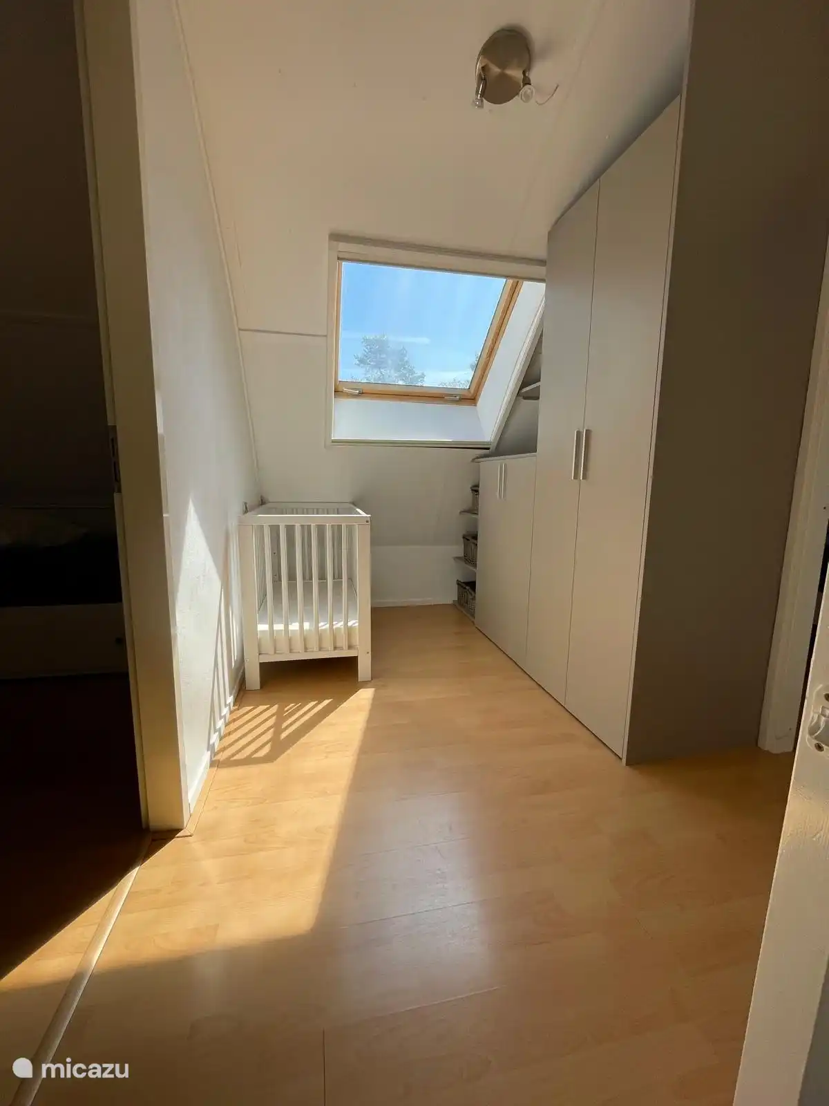 Treppenabsatz mit geräumigem Einbauschrank