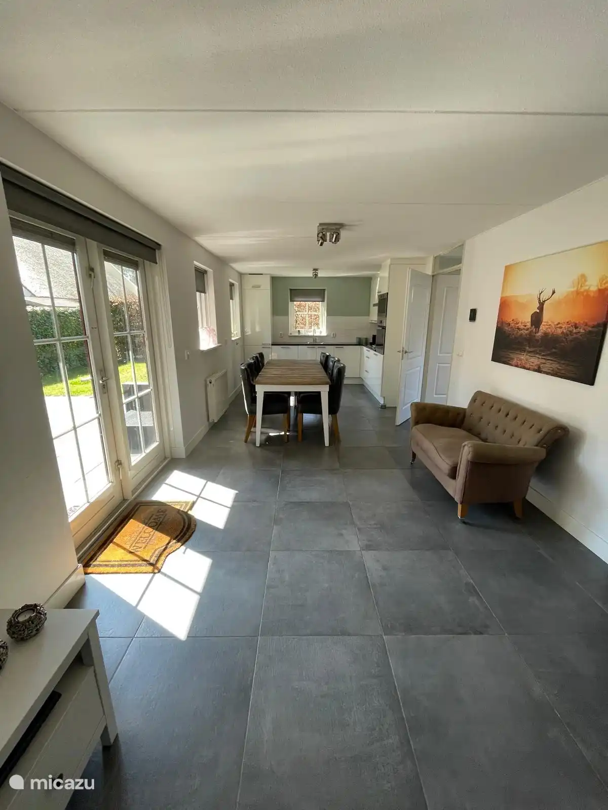 Offene Küche mit Backofen, Mikrowelle, Kühlschrank mit Gefrierfach und Gasherd