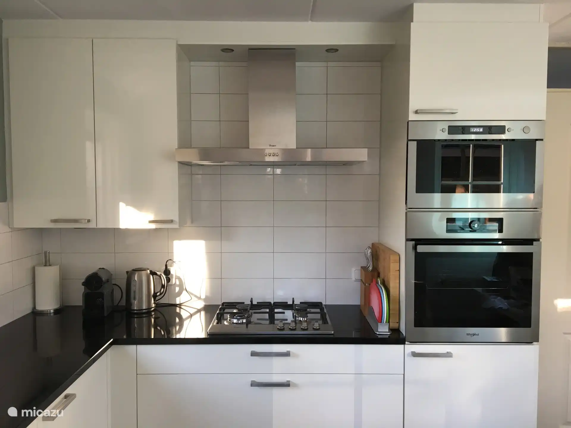 Küche mit Backofen, Mikrowelle und Gasherd