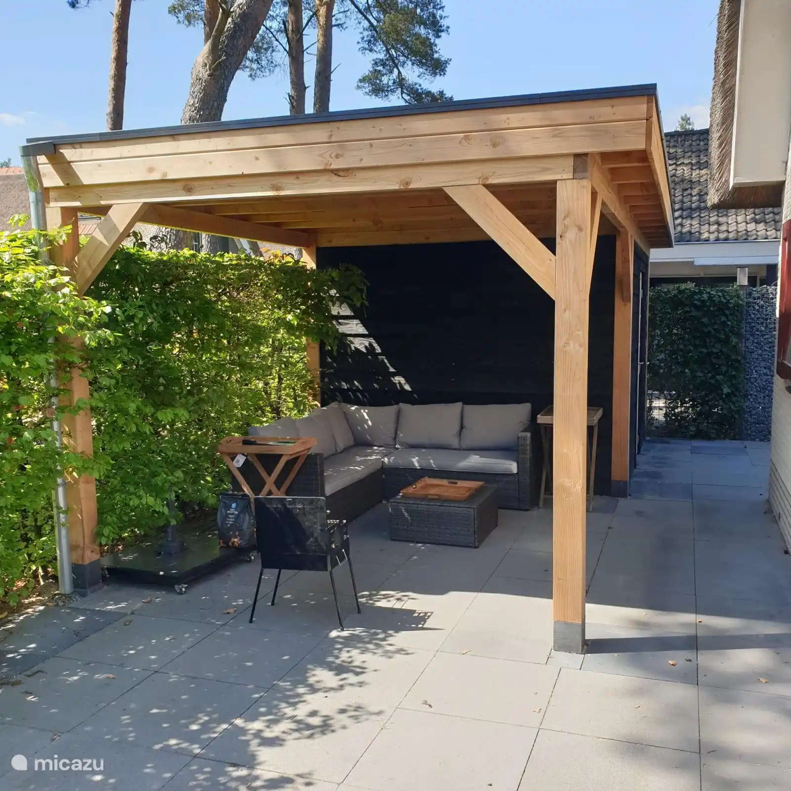 Schöner Baldachin mit luxuriösem Lounge-Set zum Entspannen