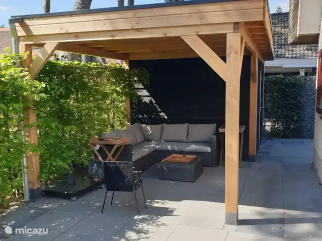 Zandhoeve 23 huren in Nederland, Gelderland, Vierhouten - boerderij Mooie overkapping met luxe loungeset om heerlijk te vertoeven