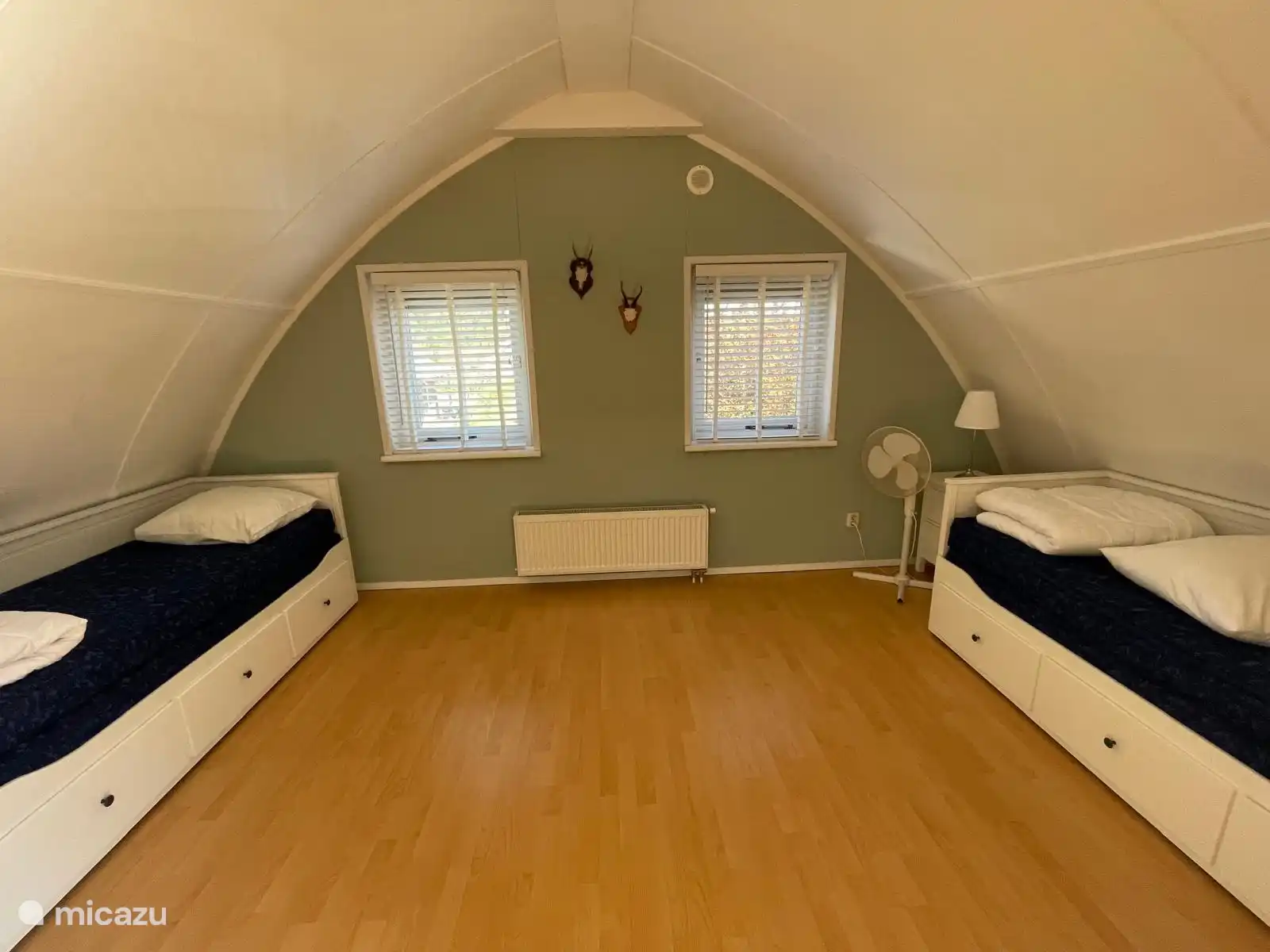 Schlafzimmer mit 2 bis 2 Betten, ausziehbaren Sofas 