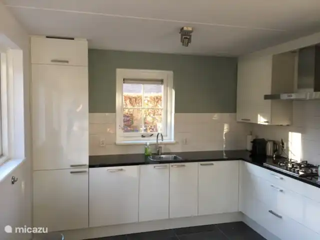 Zandhoeve 23 huren in Nederland, Gelderland, Vierhouten - boerderij De gezellige keuken is voorzien van oven, magnetron, vaatwassen en koel/vries combinatie