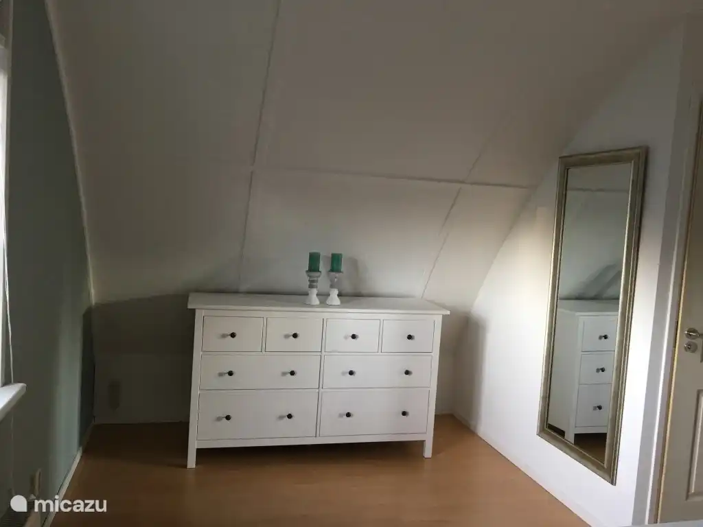 Das Hauptschlafzimmer verfügt über eine Kommode und eine separate Toilette