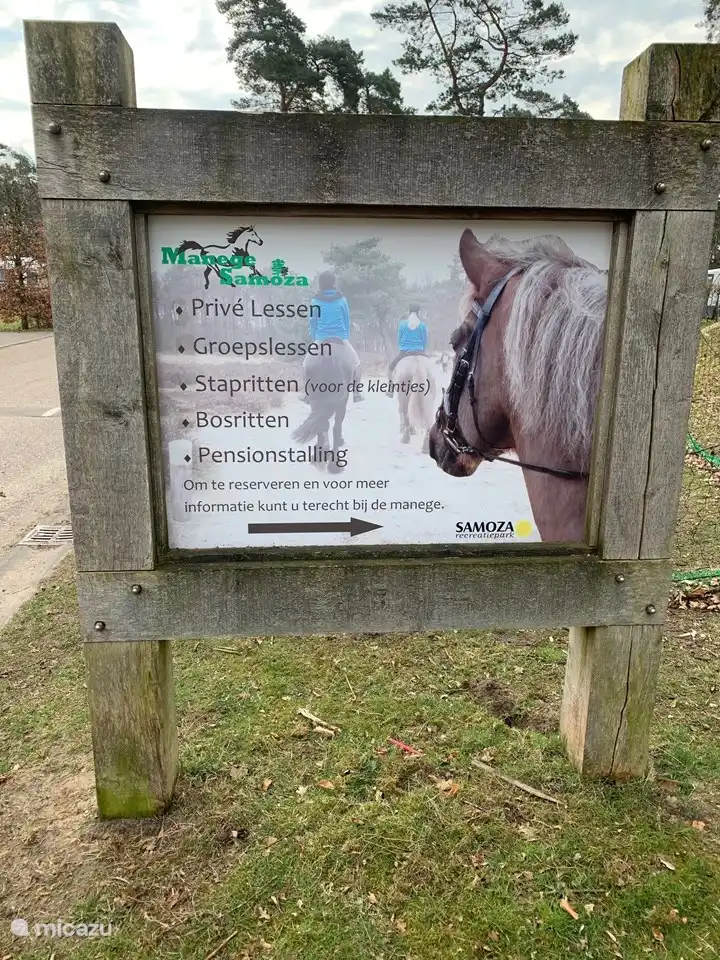 Großer Reitstall auf dem Campingplatz
