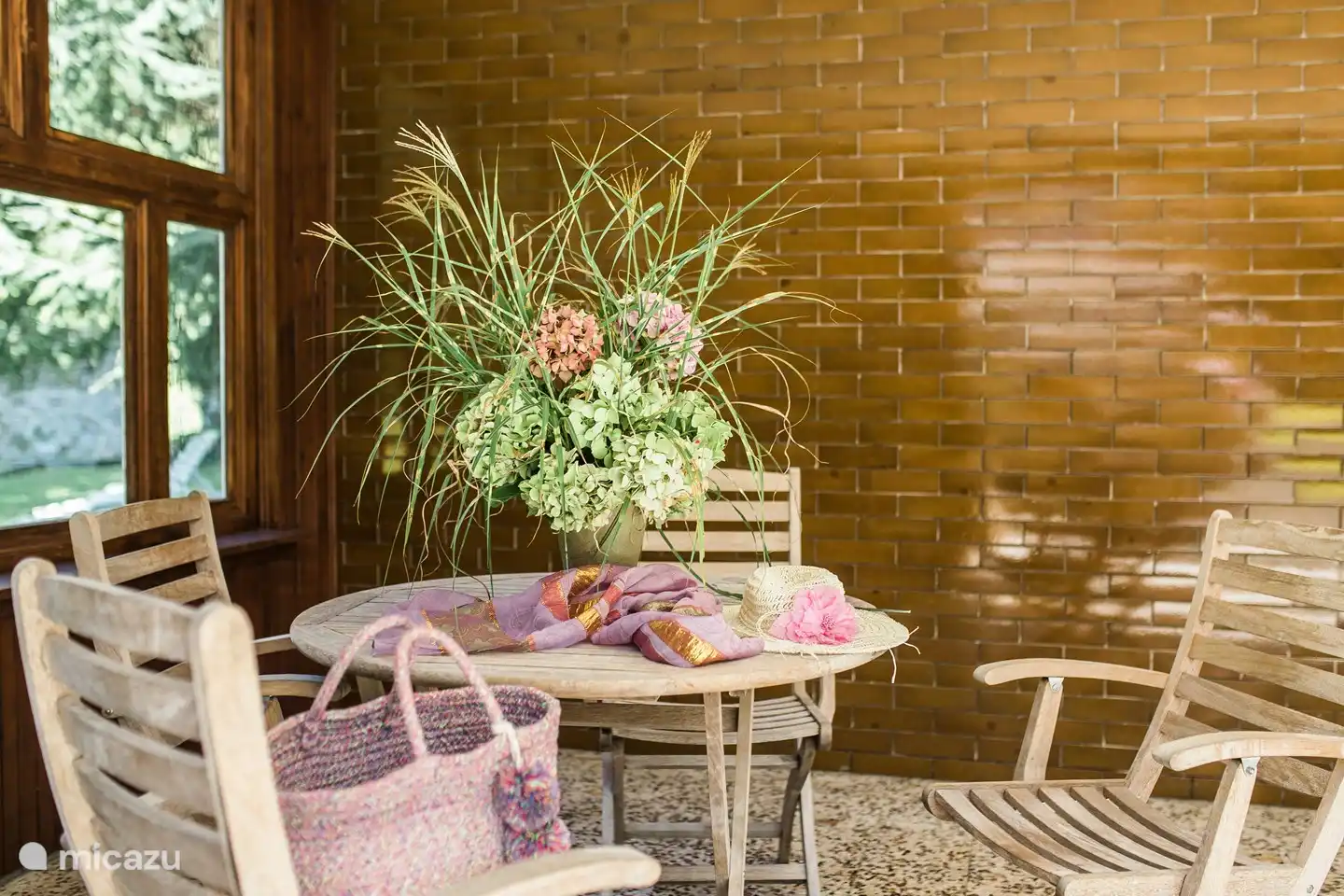Überdachte Terrasse vor der Villa, ca. Tolminka hat auch eine private Terrasse an der Vorderseite mit Blick auf den See.