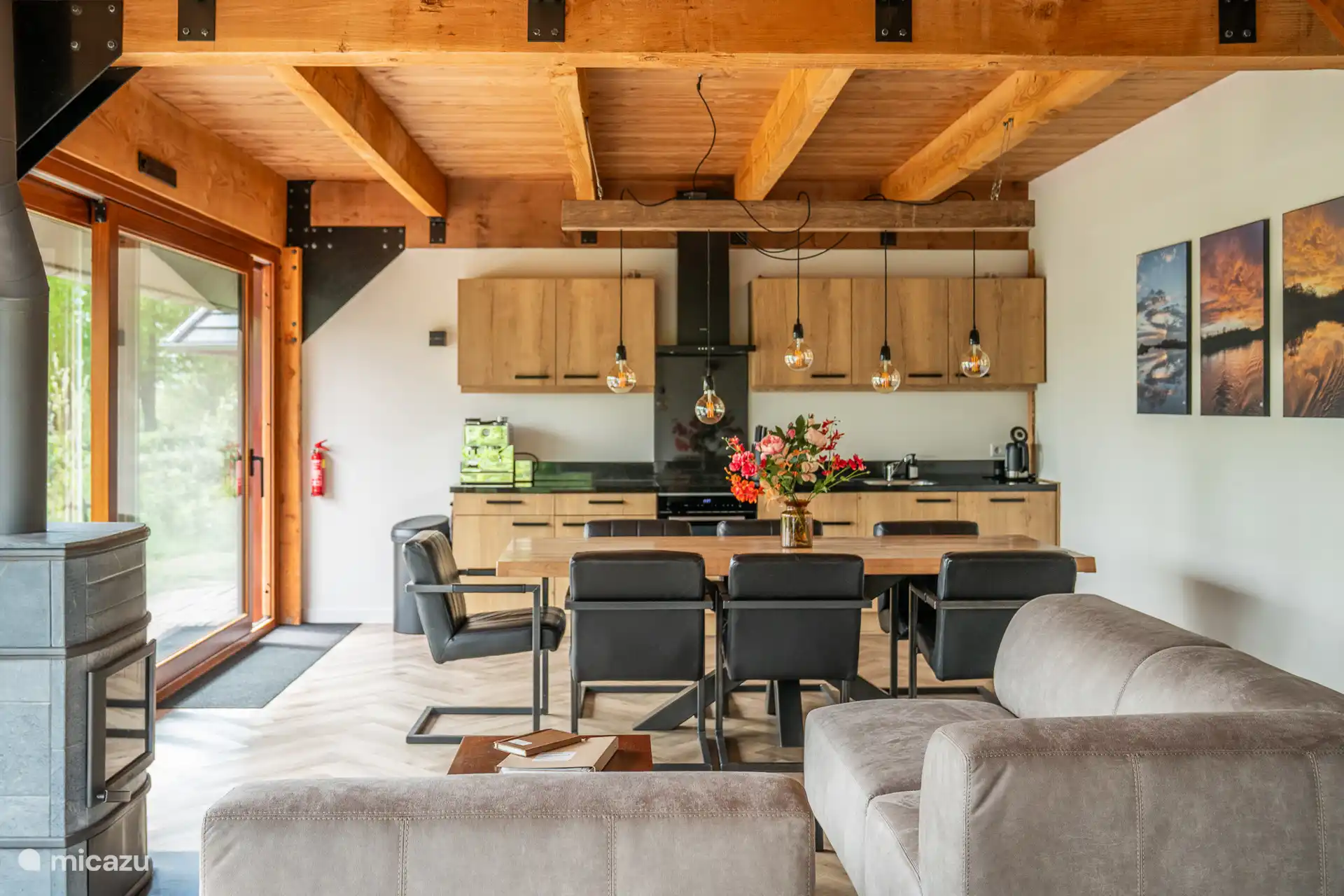 Cocina con una gran mesa de comedor para 7 personas en la planta baja.
