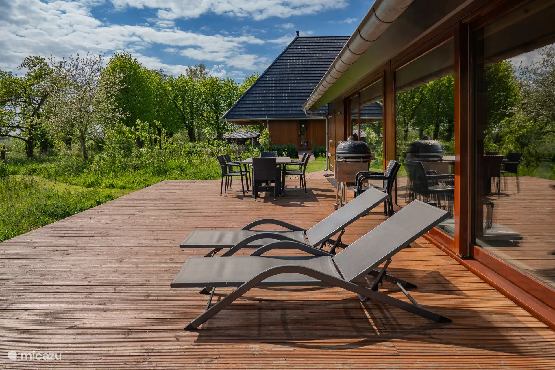 Terraza con muebles de jardín de calidad y tumbonas. También hay un Gran Kamado Takumi para barbacoa disponible