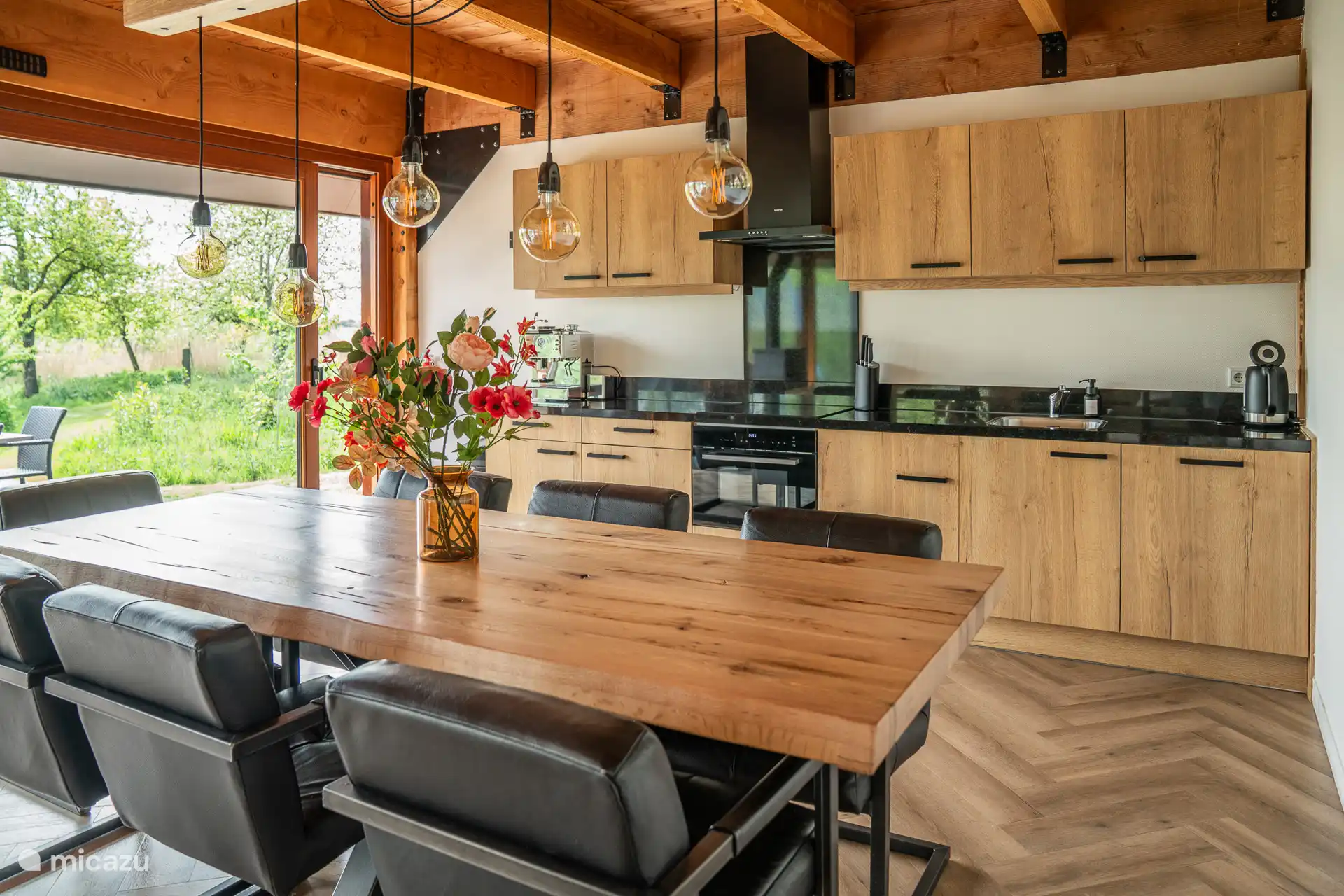 Cocina y preciosa mesa de madera con 7 sillas de cuero