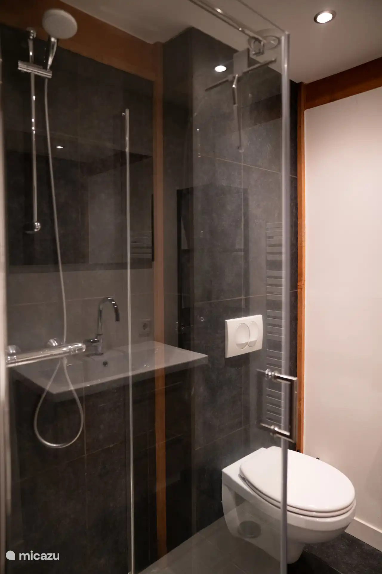 Baño en la planta baja.