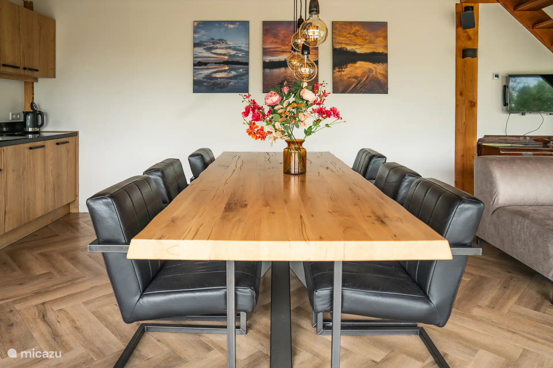 Hermosa mesa de madera con 7 sillones de cuero.