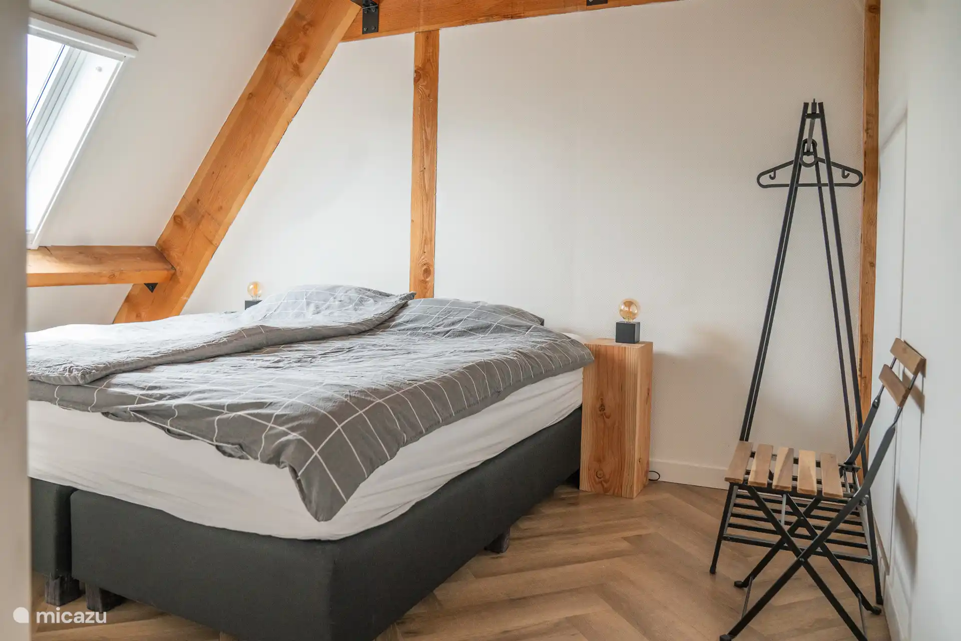 Dormitorio 4 con cama matrimonial y perchero.