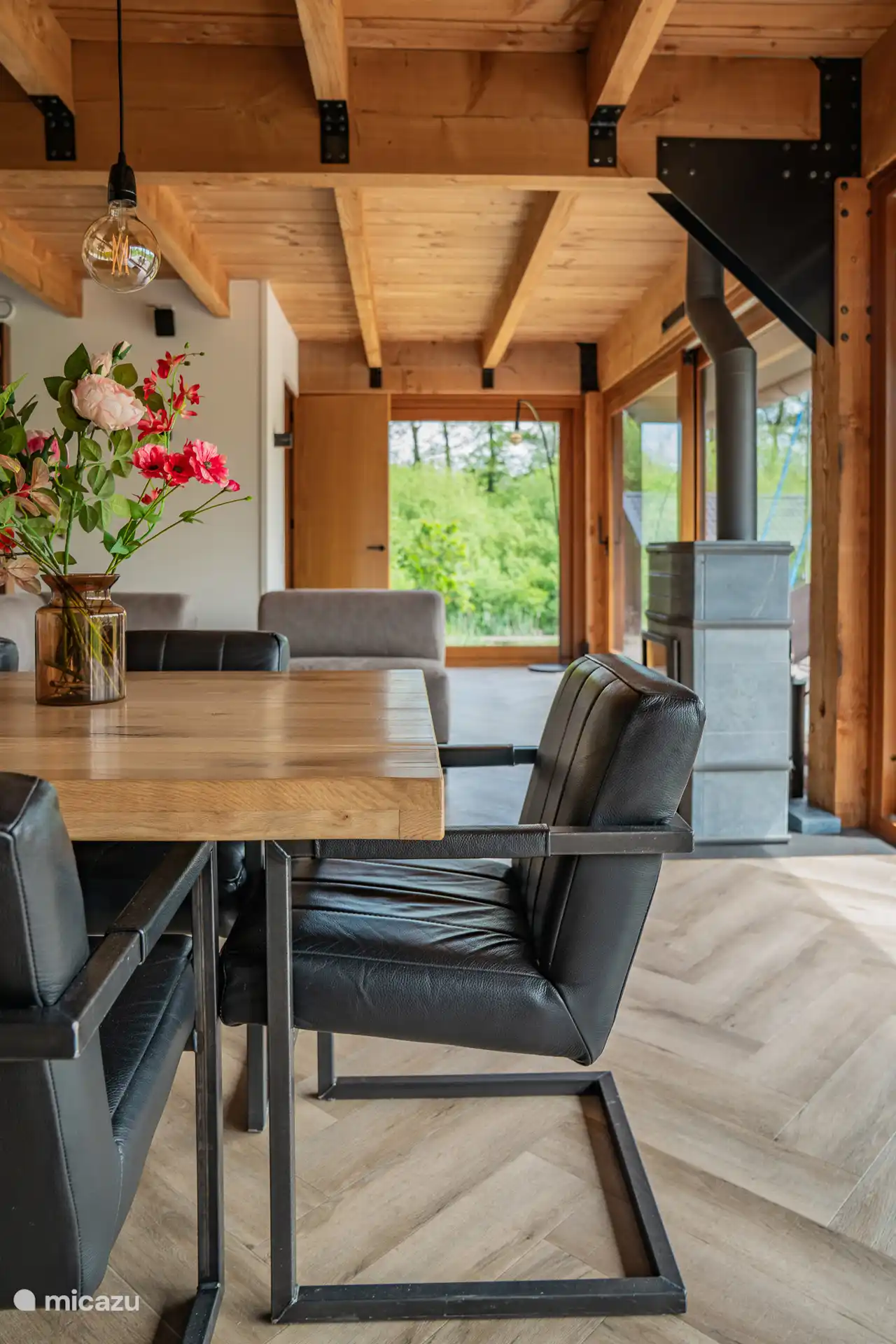 Preciosa mesa de madera con 7 sillones de cuero y estufa de leña.