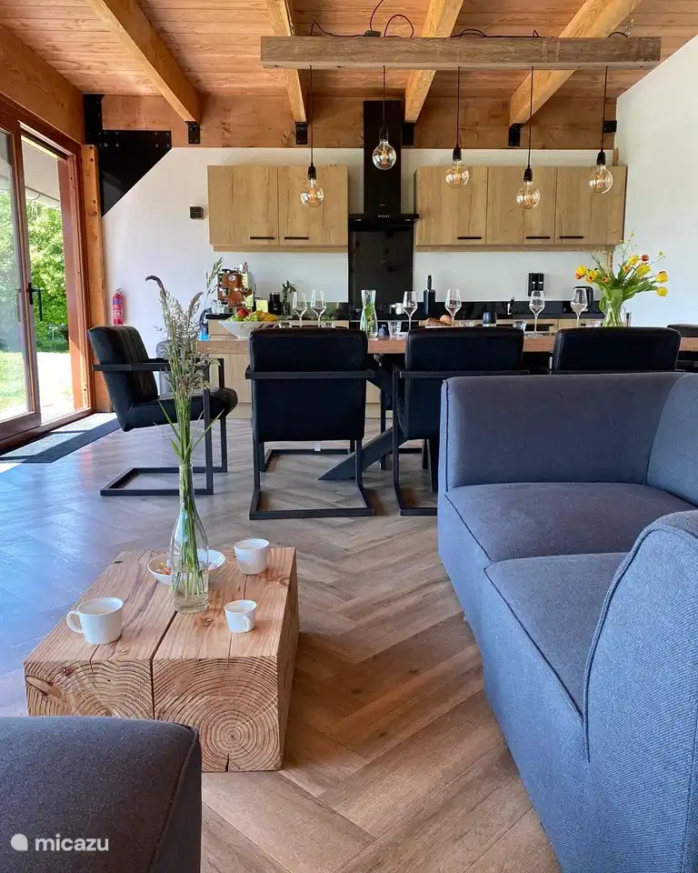 Erdgeschoss Janssloot / Esstisch, Sofa und Küche