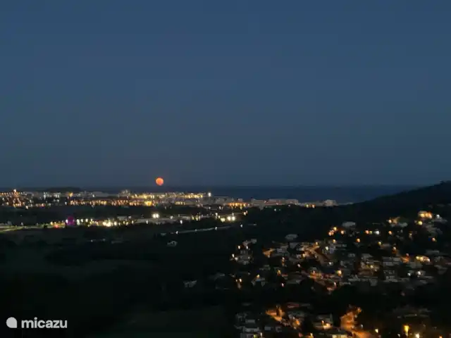 Location de Vacances Espagne, Costa Brava, Calonge, villa - Villa Valentina La pleine lune se lève. 
Le 3 juillet 2023 et le 31 août, une super lune se lèvera.