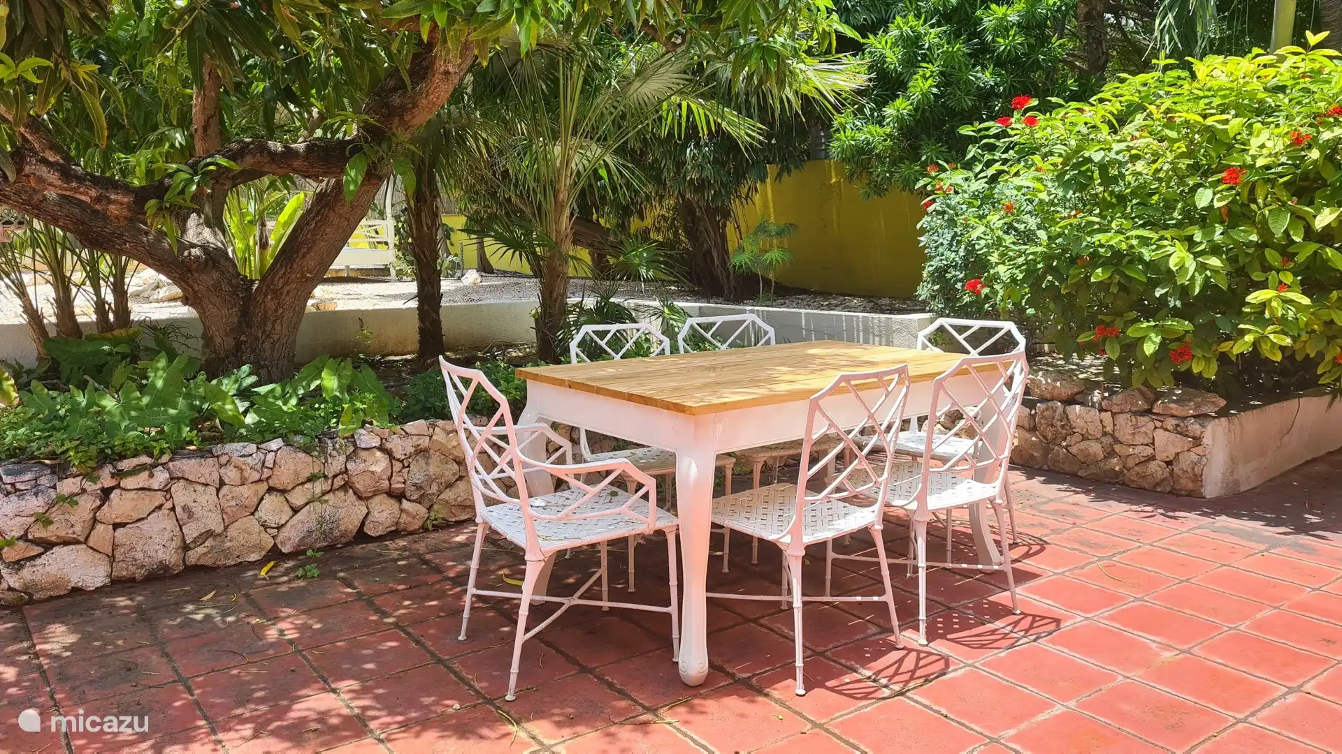 Coin salon supplémentaire dans la cour arrière.