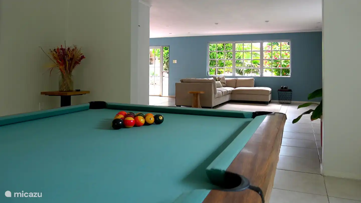 Le salon continue vers la cour.