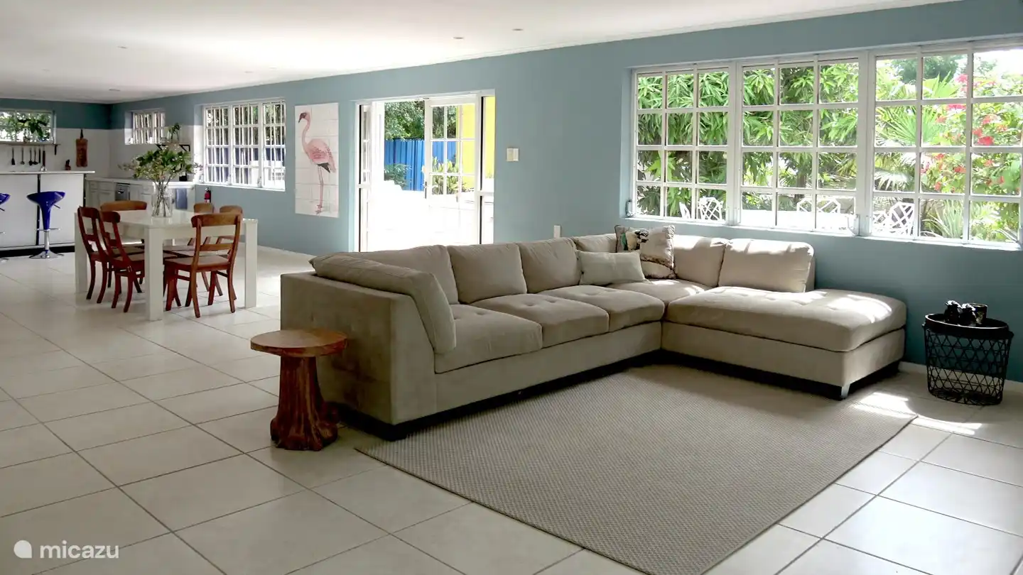 Le salon dispose d'un joli coin salon avec vue sur la cour. 