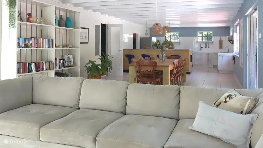 Le salon dispose d'une table à manger pour 10 personnes et d'une cuisine ouverte avec bar pour le petit-déjeuner.